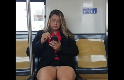 Flagra calcinha da loira de vestido curto no metrô