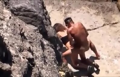 Flagra de sexo real de um casal fodendo nas pedras