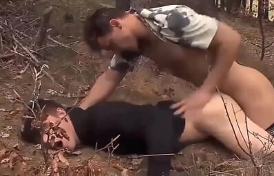 Sexo gay teen sendo abusado no meio do mato