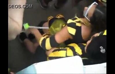 Transando no carnaval fantasiada de abelha safada