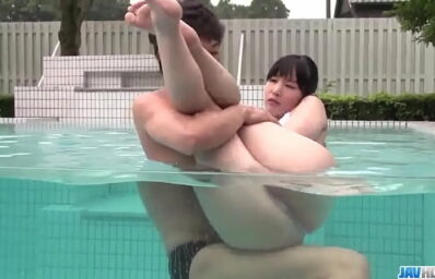 Japonesa gostosa sexo toda molhada de piscina